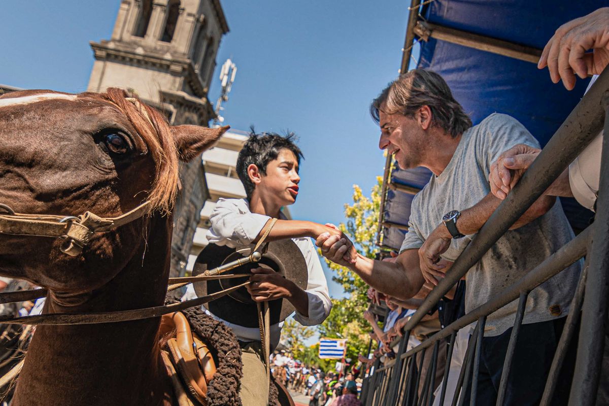 Tacuarembó, Uruguay, 11 de Marzo de 2023Sociedad. Desfile de jinetes a caballo por la ciudad, en en la fiesta de la Patria Gaucha. Presidente Luis Lacalle Pou. Foto: Juan Manuel Alborés / FocoUy
