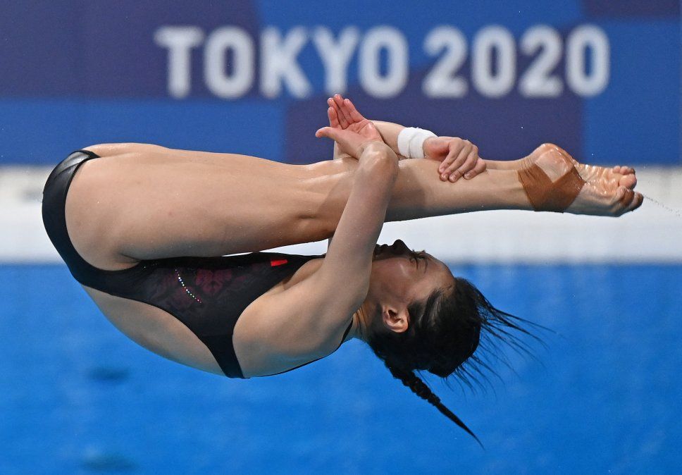 Wang Han, de China, compite en la semifinal de salto de trampolín de 3 m para mujeres durante los Juegos Olímpicos de Tokio&nbsp;