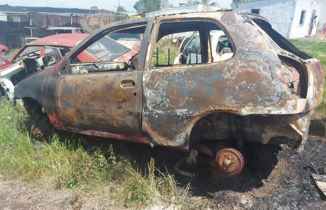 Foto cedida a Subrayado. El auto incendiado frente a la vivienda donde fue baleada la víctima.