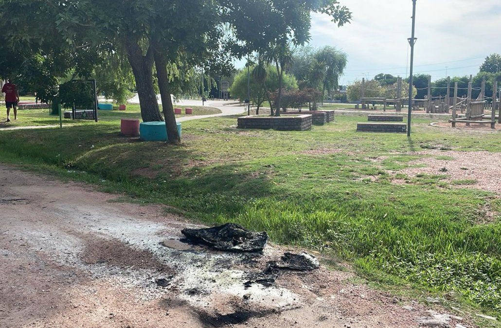 Foto: Subrayado. Vecinos incendiaron la moto usada por los delincuentes. Foto: Subrayado. Vecinos incendiaron la moto usada por los delincuentes.