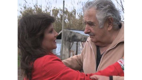 Periodista estadounidense venera a Mujica en un programa especial