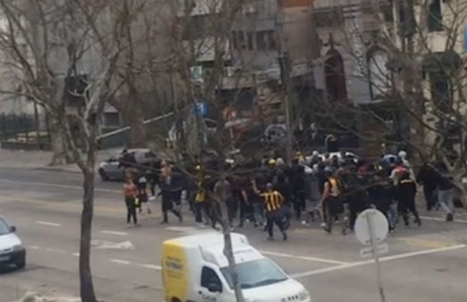 Foto: hinchas de Peñarol llegando al Gran Parque Central el día del clásico femenino.