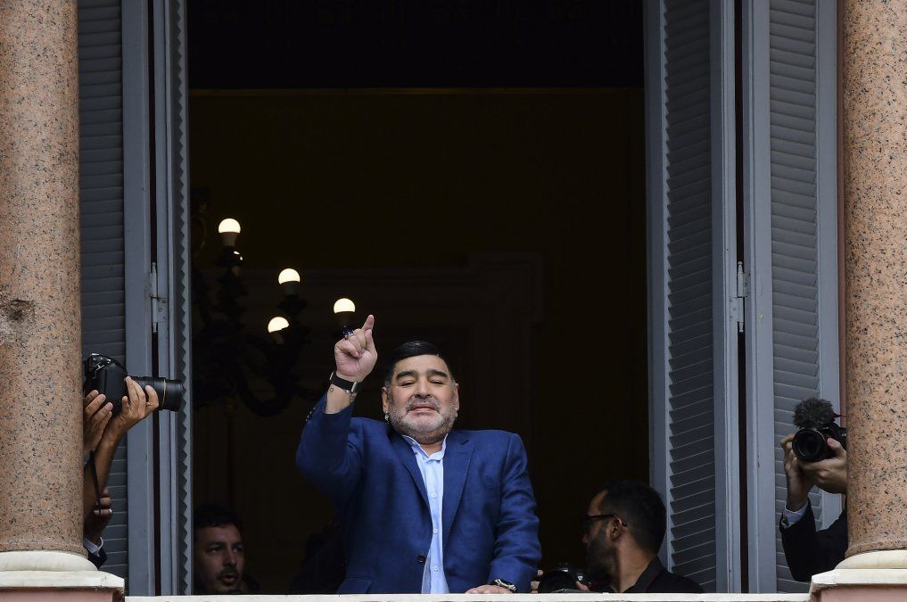 Maradona en el palacio presidencial Casa Rosada luego de una reunión privada con el presidente argentino Alberto Fernández, el 26 de diciembre de 2019.