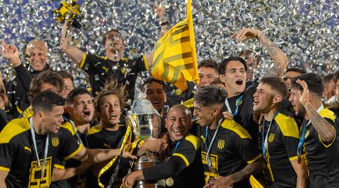 Peñarol y Plaza Colonia comienzan su disputa por el Campeonato Uruguayo