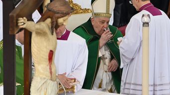 el papa francisco paso una noche tranquila, durmio bien y continua su tratamiento en el hospital