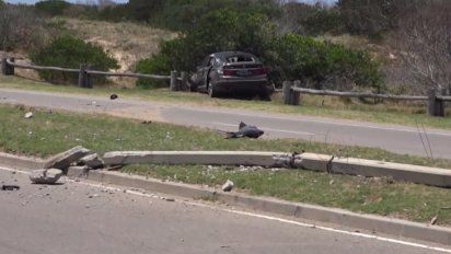 mujer fue embestida por un auto y cayo sobre otro vehiculo que circulaba en sentido contrario