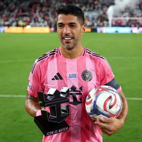 Tres goles de Luis Suárez, mejor jugador del partido y se lleva la pelota, una vez más. Foto: AFP Tres goles de Luis Suárez, mejor jugador del partido y se lleva la pelota, una vez más. Foto: AFP