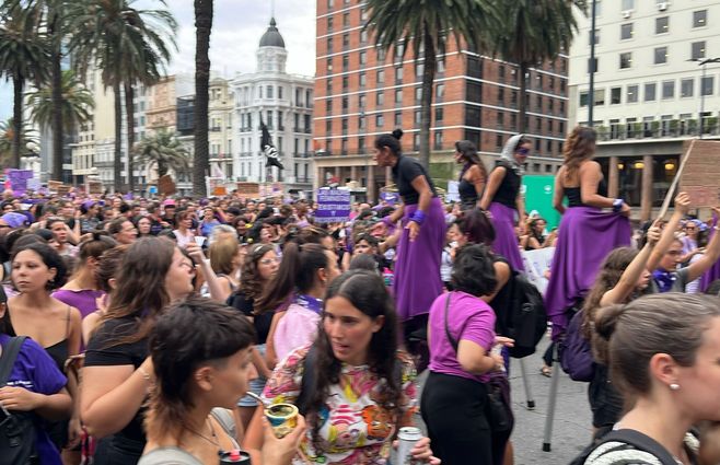 Comienza la marcha por el 8M desed Plaza Independencia. Foto: Lorena Bomio
