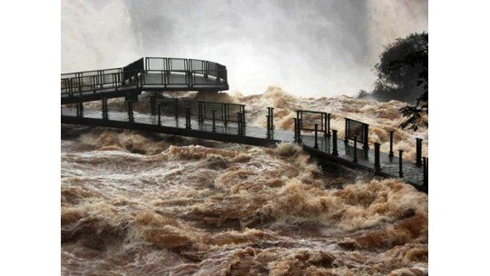 Impresionante desborde de las cataratas de Iguazú