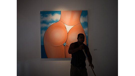 Llamativa exposición sobre traseros femeninos en Brasil