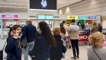 por barco y avion: 1.500 personas llegaron al pais a primera hora de este lunes
