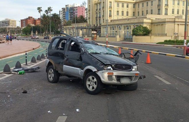 Accidente en la rambla y Sarmiento. Foto: Fernando González, Subrayado.