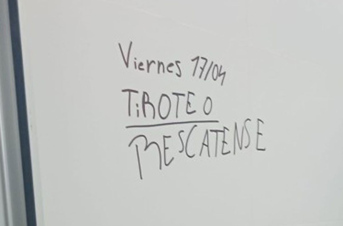 Ubican en Maldonado a dos adolescentes que hicieron pintadas en baños de liceos con amenazas de tiroteos
