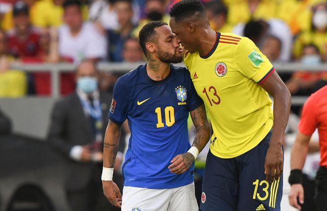 Neymar y Jerry Mina protagonizan un insólito encontronazo. El zaguero colombiano es clásico cargador de rivales. Ney no se queda atrás.