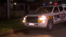 Hombre de 29 años está grave tras recibir un balazo en el hombro; dijo a la Policía que su suegro le disparó