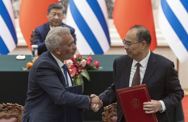 Palomeque-acuerdo-Uruguay-China-foto-presidencia