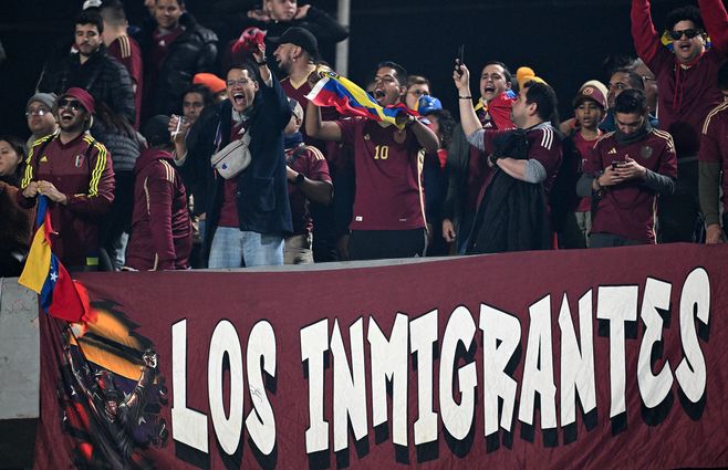 Hinchada venezolana en el Centenario. Foto: AFP