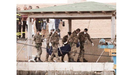 Rescatan 32 cuerpos más de naufagio en Lampedusa; ya son 143