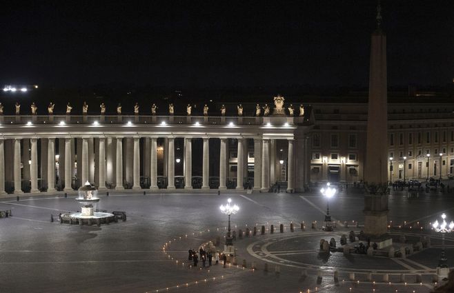 papa solo semana santa vaticano coronavirus afp (3).jpg