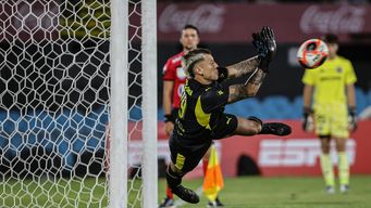 ¡me gusta, dale, que critiquen todos!: la reaccion de aguerre tras atajar cuatro penales para penarol, que igual perdio