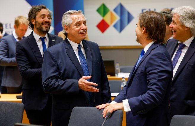 Lacalle Pou se encuentra con Alberto Fernández en Bruselas. Foto: agencia oficial de la Cumbre Celac-UE.