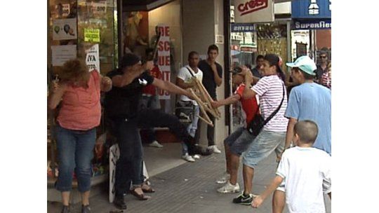 Vendedor ambulante a la cárcel por agredir a inspectora y policía
