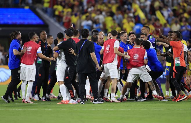Forcejeos en la cancha entre jugadores de Uruguay y Colombia. Foto: AFP Comunicado de la Conmebol.