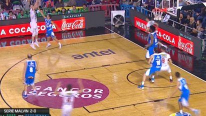 Felley ya lanzó su triple e irá directamente a la cesta. El extranjero de Aguada marcó la diferencia