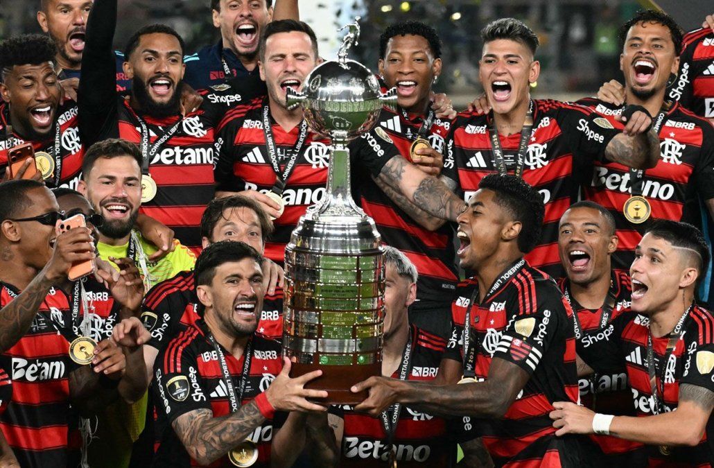 De Arrascaeta levanta la Copa Libertadores como uno de los líderes del equipo campeón. Foto: AFP De Arrascaeta levanta la Copa Libertadores como uno de los líderes del equipo campeón. Foto: AFP