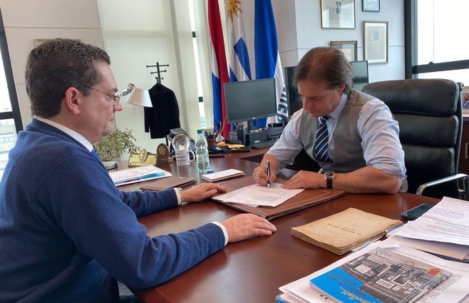 Lacalle-Pou-firma-ley-de-presupuesto.jpg