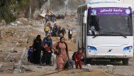 Foto: AFP. Palestinos abandonan el norte y caminan por la carretera Salaheddine en las afueras del sur de la ciudad de Gaza, el 25 de noviembre de 2023, en el segundo día de tregua.