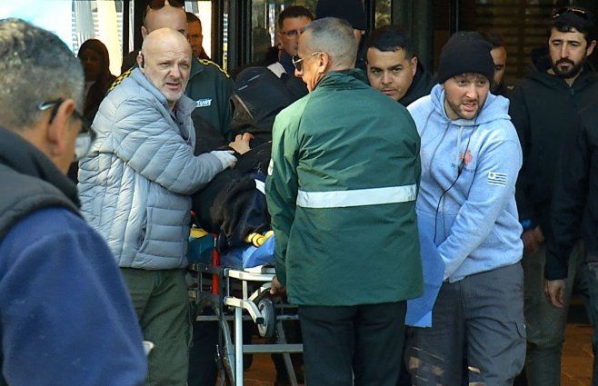 Foto: Subrayado. Traslado del policía herido grave por una bengala en el Centenario.