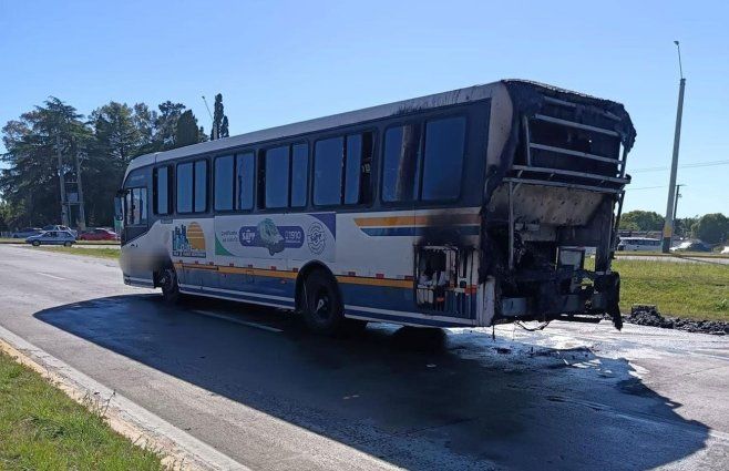 Incendio en ómnibus sobre ruta 8. Foto: Policía Caminera.