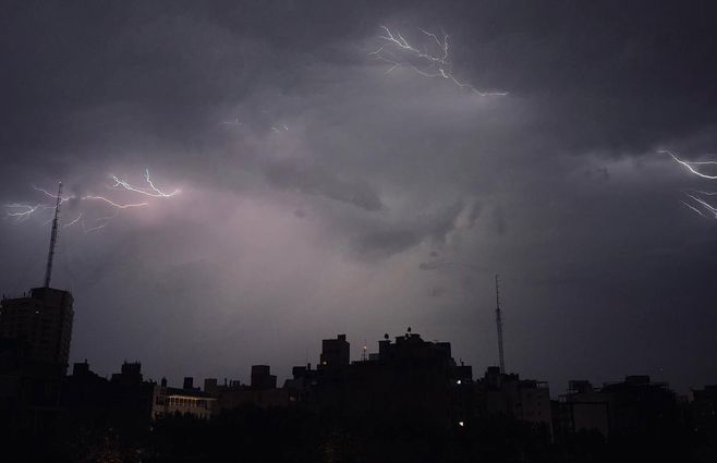 tormenta-y-descarga-eléctrica-Emi-Gutiérrez-marzo