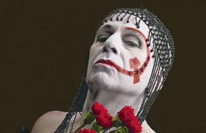 La obra de Rodrigo Sepúlveda está basada en la novela del chileno Pedro Lemebel del año 2001. Es la historia de amor entre la Loca del Frente (Castro), un hombre cuarentón abiertamente gay quien se dedica a bordar manteles para esposas de militares, y el joven Carlos (Ortizgris), un guerrillero del Frente Manuel Rodríguez