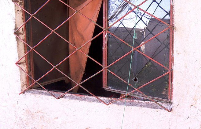 Foto: Subrayado. Vivienda incendiada y con un impacto de bala en la ventana.
