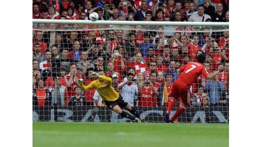 Suárez arrancó con gol en el Liverpool pese a errar un penal