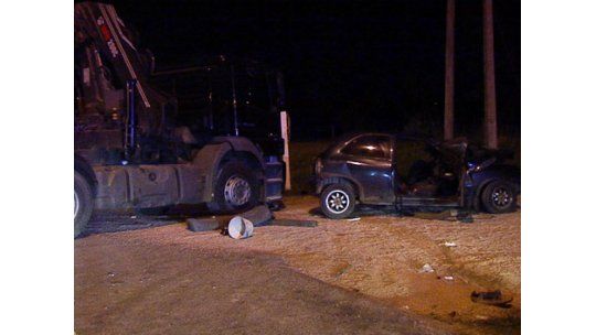 Cinco heridos tras choque entre camión y auto en Ruta 102