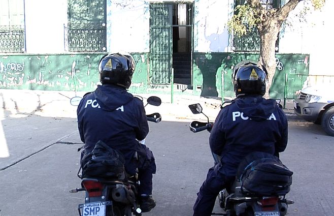 policia-escuela-30-cerro-montevideo.jpg