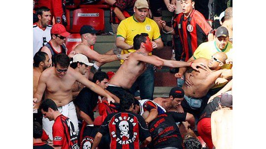 La violencia de las barras se apodera del fútbol sudamericano