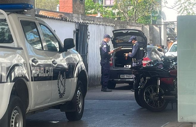 arma-replica-republicana-amenaza-bauza