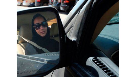 La mujer al volante es un mal para la sociedad, dice jeque árabe