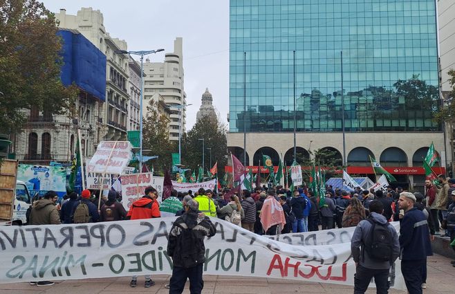 Sindicato de la bebida y FNC se moviliza en plaza Fabini. Foto: Valeria de los Santos, Subrayado.