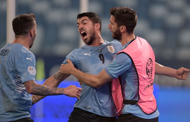 suarez-festjo-gol-empate-uruguay-chile-copa-america-2021-AFP.jpg