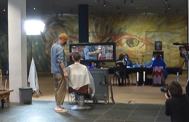 Peluqueros en museos de Países Bajos, la curiosa protesta por restricciones del gobierno.