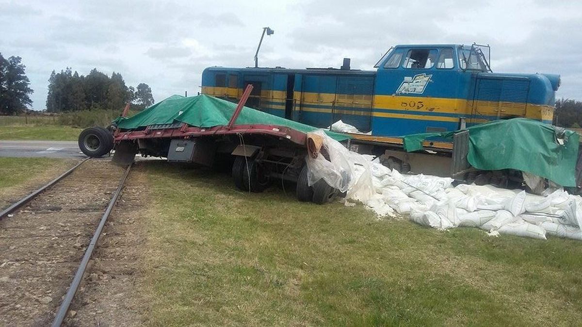 Espectacular choque de tren y camión tres protagonistas salieron con vida