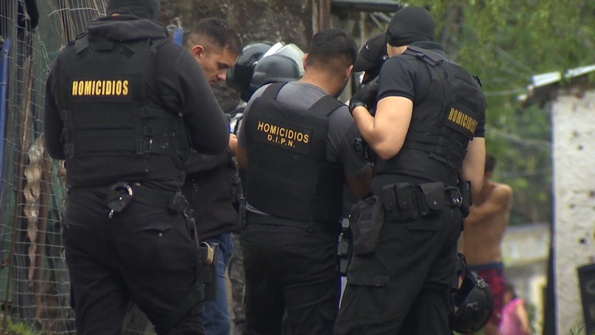 Dos adolescentes de 15 y 17 años detenidos como sospechosos de asesinatos en Montevideo