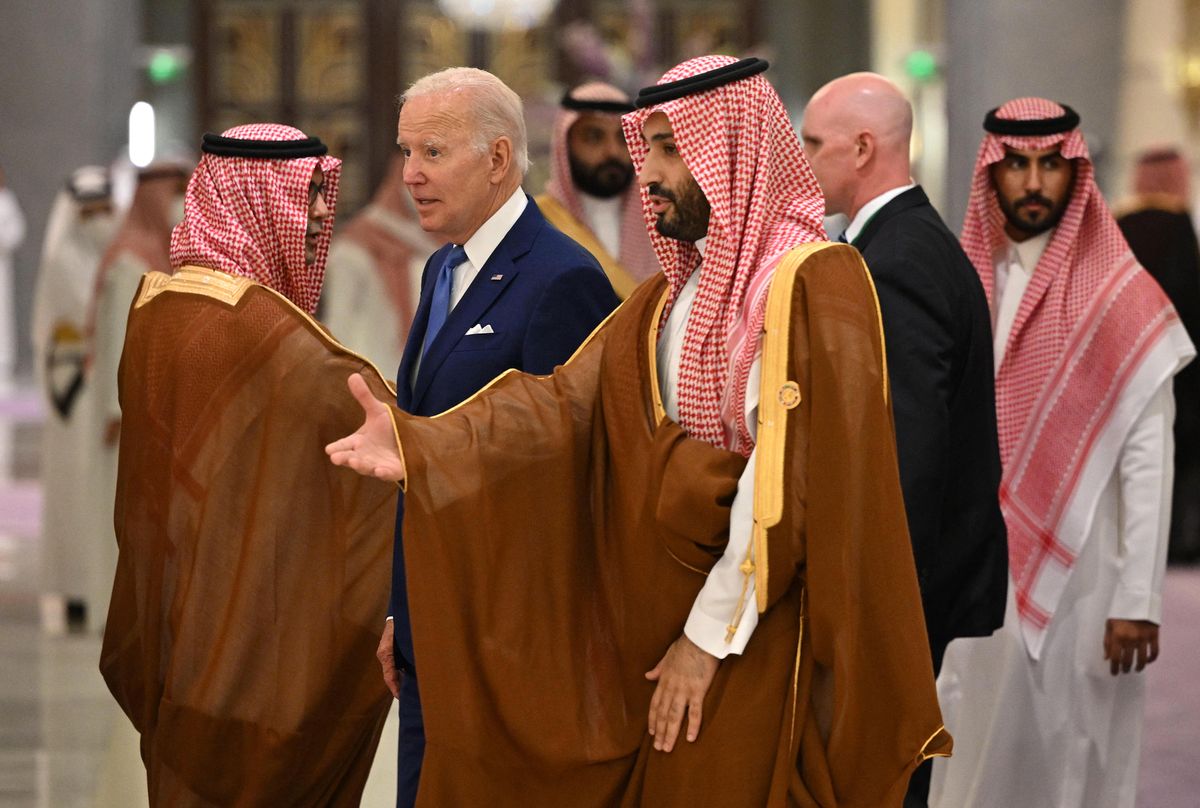 El presidente estadounidense Joe Biden y el príncipe heredero saudí Mohammed bin Salman llegan para la foto familiar durante la Cumbre de Seguridad y Desarrollo de Jeddah en un hotel en la ciudad costera de Jeddah en el Mar Rojo de Arabia Saudita el 16 de julio de 2019. 2022. Foto: AFP &nbsp;