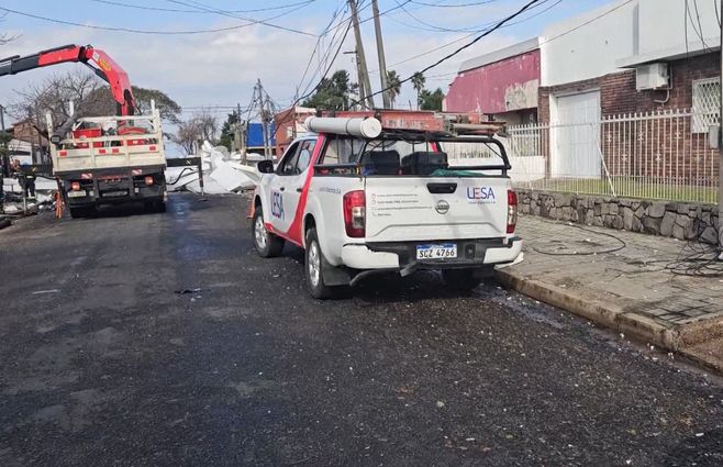 Foto: Subrayado. Trabajos para reponer servicios de energía en Salto tras el temporal.