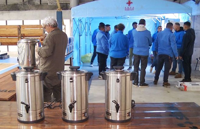En uno de los centros de evacuados de Montevideo, preparando las instalaciones. Foto: Subrayado.